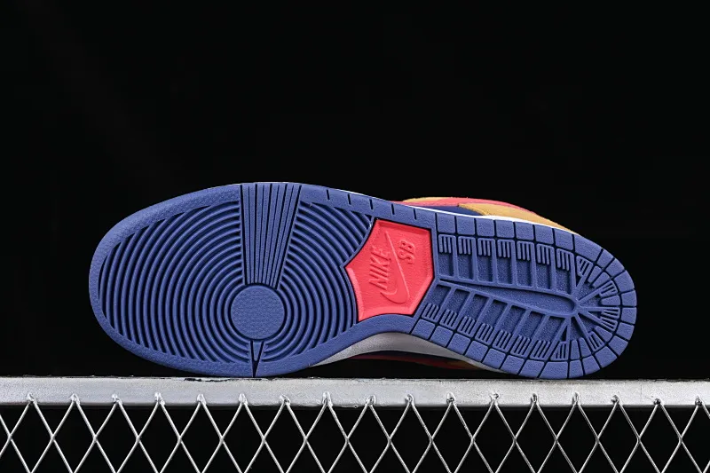 All categories Nk SB Dunk series Nk SB Dunk Low low-top sneakers Nk SB Dunk Low dark brown, white and yellow color SB smashed backboard fashion casual sneakers BQ6817-700